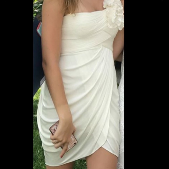BCBGMaxAzria Dresses & Skirts - BCBGMAXAZRIA
Cream/White 1 Shoulder Cocktail Dress